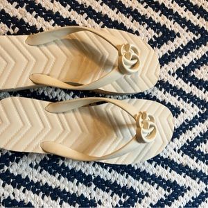 Gucci Women's chevron thong sandal Cream SZ 37 US 7